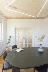 Nejnápadnější jsou na svítidlech sestavených z led trubic. - Kanceláře marketingové agentury KHS v Praze, studio COSMO