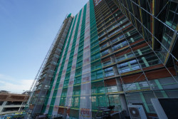 Baťův mrakodrap ve Zlíně se dočkal nové fasády. Lešení pro rekonstrukci dodala společnost PERI.