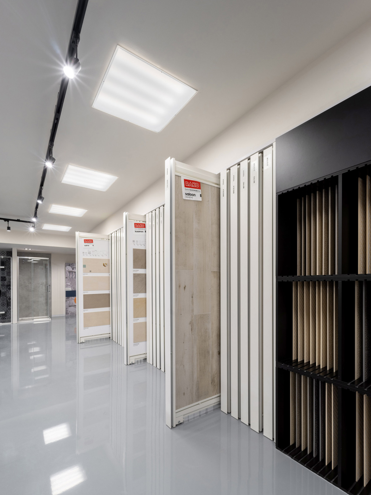 Nové koupelnové studio Hub in Bath v Karlíně vzniklo spojením čtyř výrobců sanitárních produktů.
