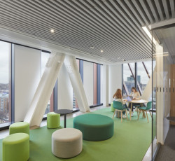 Výběr nábytku má své kritiky, mnoho míst nemá opěrky pro záda. (Centrum výpočetní a datové vědy Bostonské univerzity, KPMB Architects)