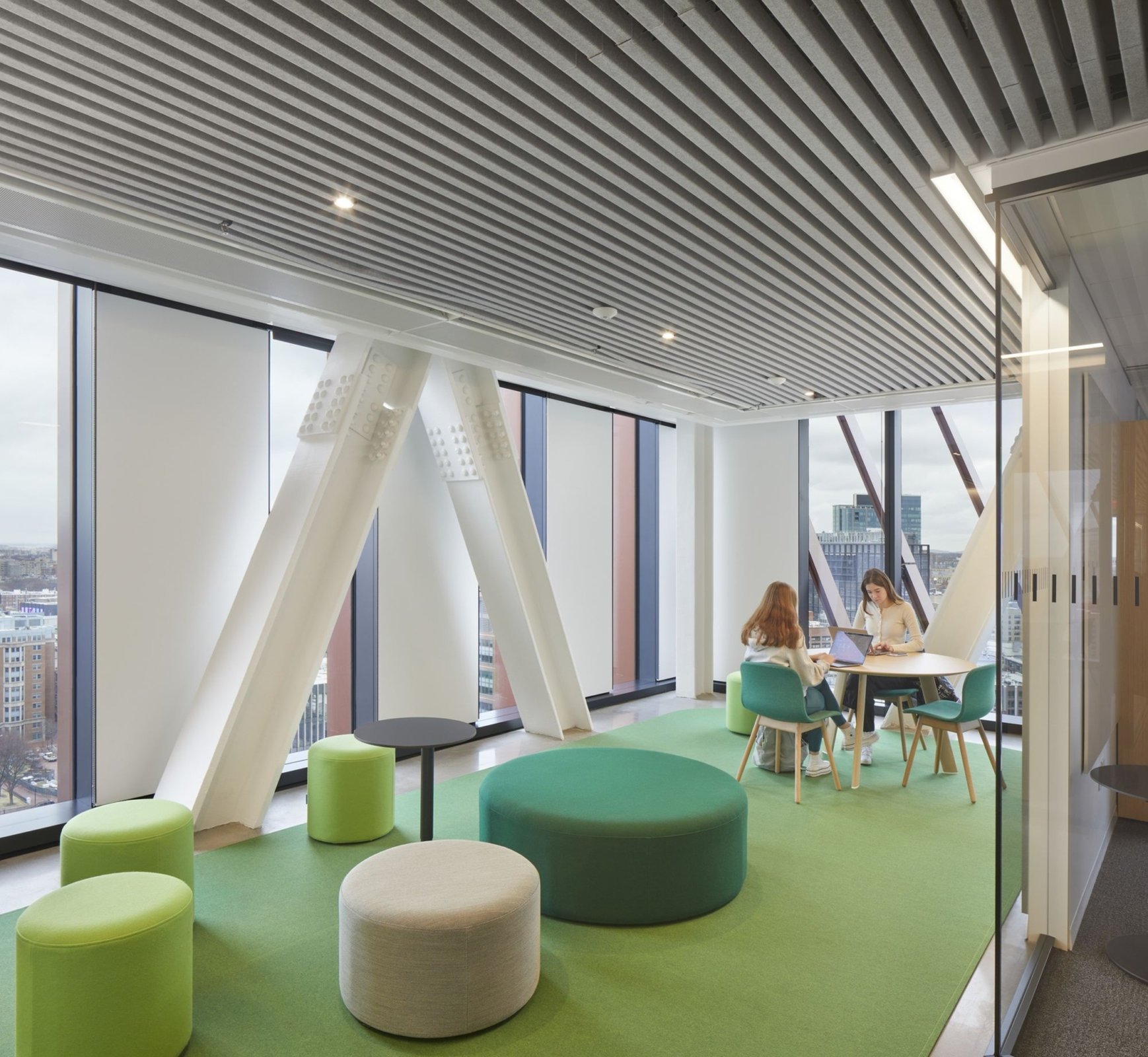 Výběr nábytku má své kritiky, mnoho míst nemá opěrky pro záda. (Centrum výpočetní a datové vědy Bostonské univerzity, KPMB Architects)