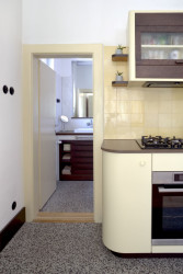 Teracovou podlahu a některé další prvky architekti zachovali. (Obnova interiérů prvorepublikové vilky na Plzeňsku, ateliér DEBYT)