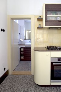 Teracovou podlahu a některé další prvky architekti zachovali. (Obnova interiérů prvorepublikové vilky na Plzeňsku, ateliér DEBYT)