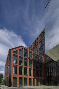 V Gdaňsku vyrostla administrativní budova s cihlovou fasádou navržená architekty Marcinem Woyciechowskim, Tomaszem Piechotou a Radosławem Orłowskim