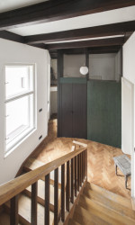 Rekonstrukce bytu v secesní vile, svobodová blaha - Geometrie dělící stěny je mírně zešikmená a natáčí zrcadlovou plochu do těžiště podesty