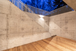 Terasa navazující na sál v suterénu