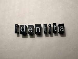 Identita – příběh českého grafického designu bude Česká televize vysílat od 11. ledna 2024.