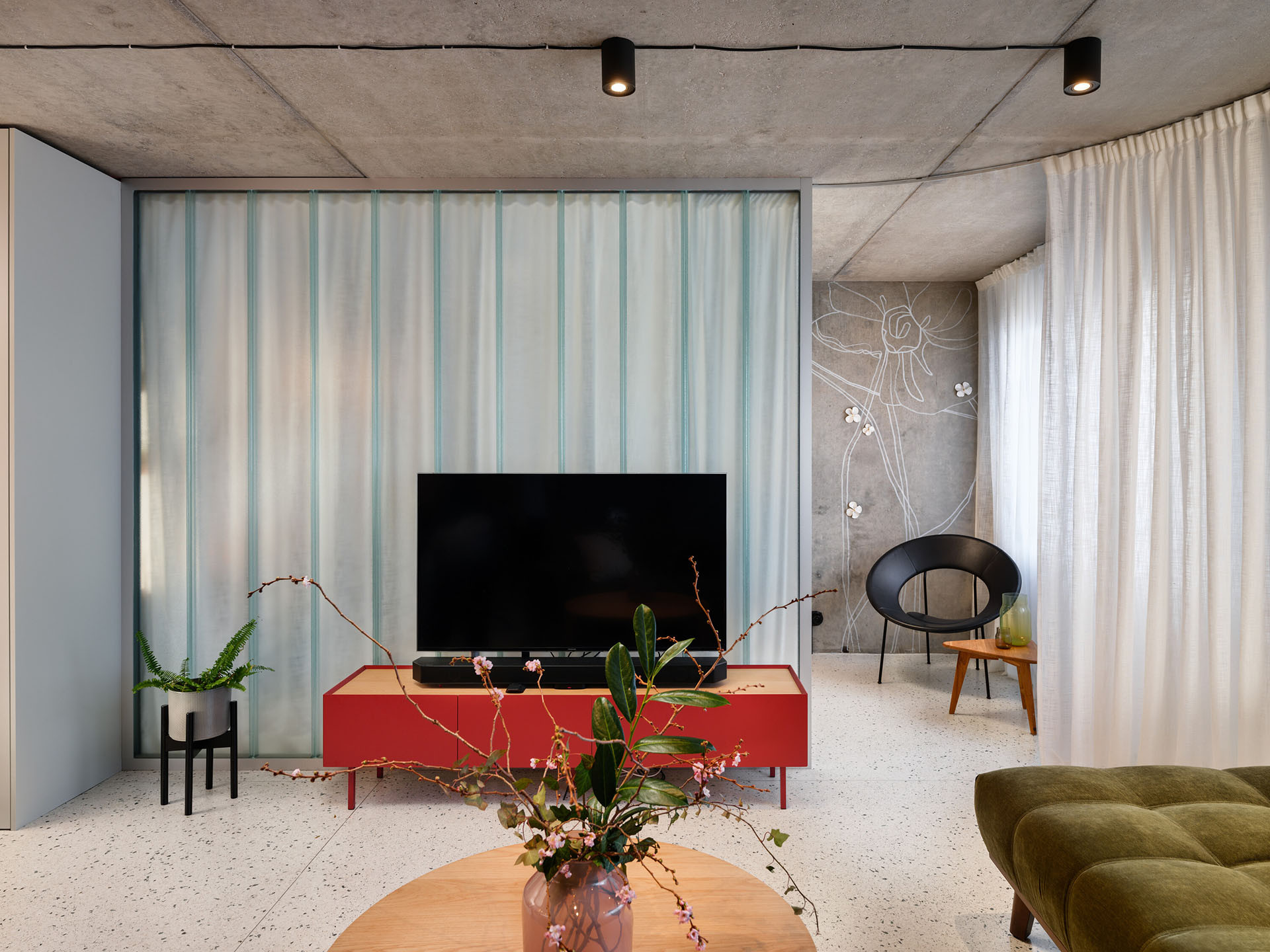 Splývavou textilií lze oddělit prostor pracovny od obýváku. (Byt U vodopádu, Iva Hájková Studio)