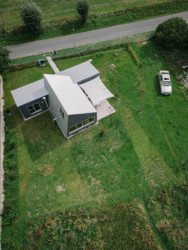 Ptačí pohled na House Ever, kombinující typologie domu a stodoly. Dům je koncipován ze dvou do sebe zaklesnutých objemů v jejichž průniku je umístěno zázemí domu