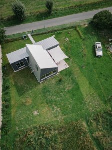 Ptačí pohled na House Ever, kombinující typologie domu a stodoly. Dům je koncipován ze dvou do sebe zaklesnutých objemů v jejichž průniku je umístěno zázemí domu