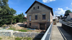 V Heráleci na Vysočině plánují letos v září dokončit revitalizaci domu č. 221. Vznikne zde restaurace s terasou, společenský sál a historické muzeum. 