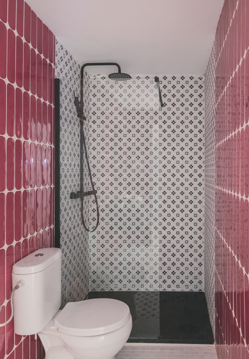 Sprchový kout je černobílý a prosklený. (TUR House, OOIIO)