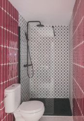 Sprchový kout je černobílý a prosklený. (TUR House, OOIIO)