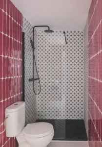 Sprchový kout je černobílý a prosklený. (TUR House, OOIIO)