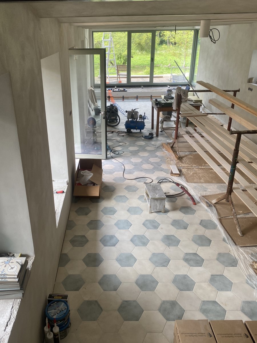 Z jedné části mlýna bude rodinné bydlení. Jak o rekonstrukci architekta přemýšlela a proč jsou na podlaze právě osmiúhelníky? I o tom v podcastu Bourání.