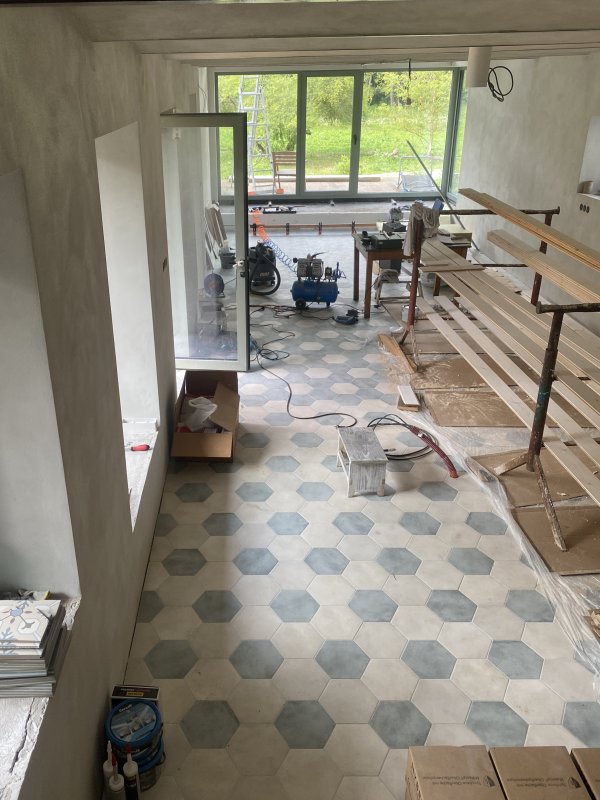 Z jedné části mlýna bude rodinné bydlení. Jak o rekonstrukci architekta přemýšlela a proč jsou na podlaze právě osmiúhelníky? I o tom v podcastu Bourání.
