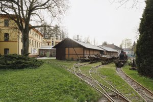 Areálem vede a dodnes funguje úzkokolejná dráha. (Muzeum starých strojů a technologií v Žamberku, Ateliéru Walter)