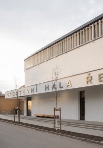 Bohužel mělo město pouhou vizi, ale žádný vhodný pozemek. Ten pro Řevnice nakonec zakoupili soukromníci a zdejší rodáci, manželé Zuskovi. (Hala Řevnice, Grido)