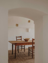 Studio Andrew Trotter - Rekonstrukce historické budovy na jihu Itálie: V přízemí domu se nachází dvě ložnice a kuchyně s jídelnou, jež dříve sloužila jako stáj