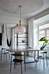 Nad jídelním stolem visí svítidlo od Bomma. (Byt v Praze, ateliér Malfino)