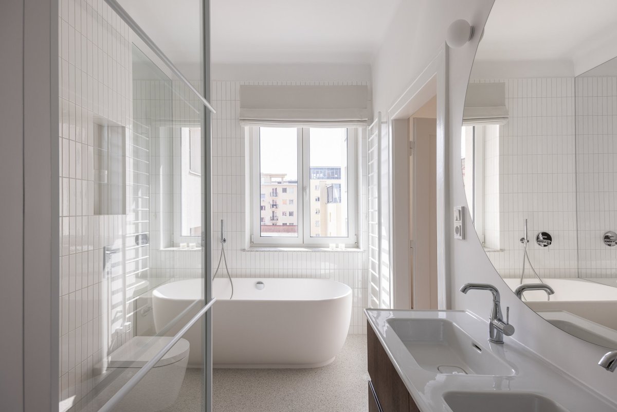 Koupelna se inspiruje modernistickou estetikou třicátých let. (Byt Mariánska v Bratislavě, NOIZ architekti)