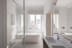 Koupelna se inspiruje modernistickou estetikou třicátých let. (Byt Mariánska v Bratislavě, NOIZ architekti)