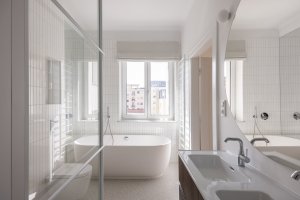 Koupelna se inspiruje modernistickou estetikou třicátých let. (Byt Mariánska v Bratislavě, NOIZ architekti)