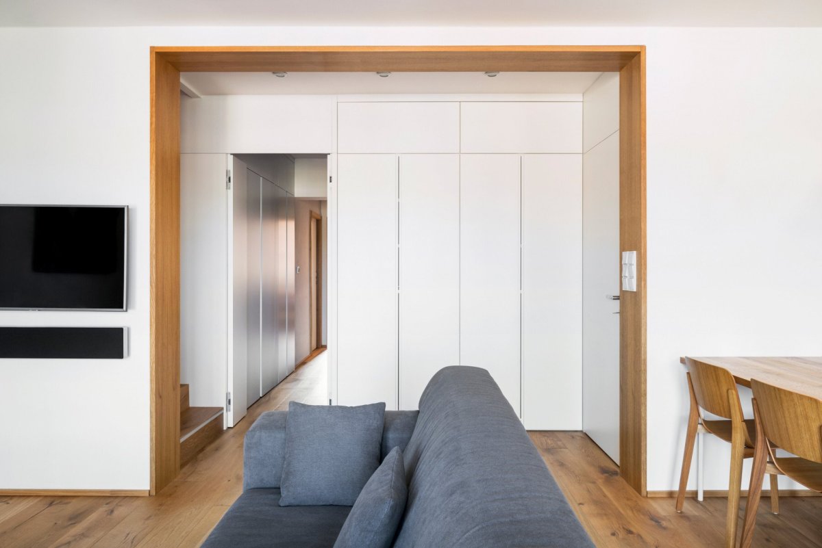 Rekonstrukce interiéru žižkovského mezonetu v Praze od No Architects