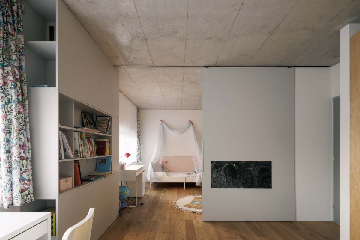 Architekti vytvořili neutrální kulisu připravenou na barevný život, který do domu vnesou členové rodiny. (Rodinný dům v Radotíně, Papundekl architekti)