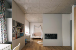 Architekti vytvořili neutrální kulisu připravenou na barevný život, který do domu vnesou členové rodiny. (Rodinný dům v Radotíně, Papundekl architekti)