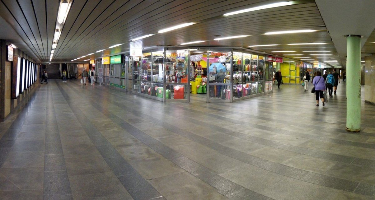 Přehlednost a čitelnost: Pokud vstoupíte do vestibulu stanice metra Můstek z Václavského náměstí, uvidíte přesně toto. Víme, kde koupit kabelku, ale kudy na nástupiště? / Vestibul stanice metra Můstek – foto