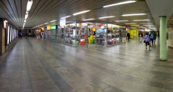 Přehlednost a čitelnost: Pokud vstoupíte do vestibulu stanice metra Můstek z Václavského náměstí, uvidíte přesně toto. Víme, kde koupit kabelku, ale kudy na nástupiště? / Vestibul stanice metra Můstek – foto