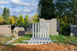 náhrobek rodiny Neumark, studio NEW WORK: Původní náhrobek byl roku 1987 zničen.