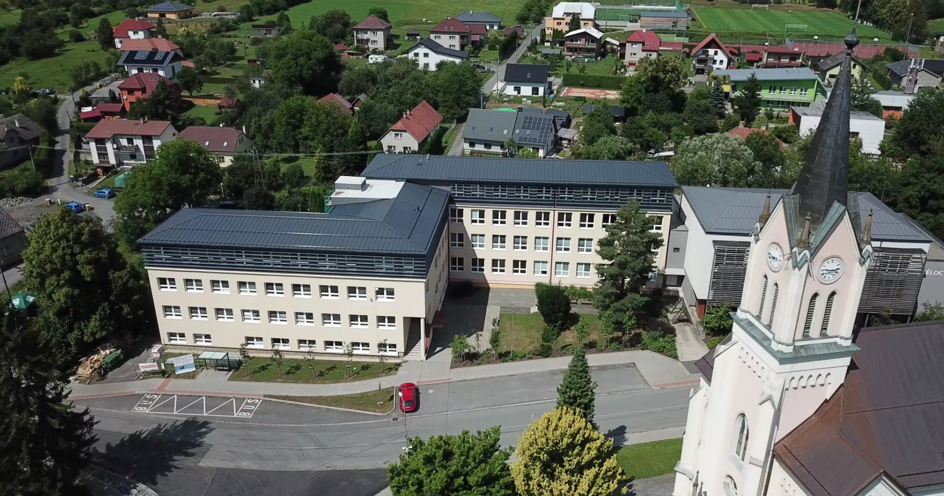 Nástavba základní školy Vidče vyřešila nedostatek prostor pro výuku. Pracuje s kontrastem mezi tmavou současnou vrstvou a původní světlou fasádou z 80. let.