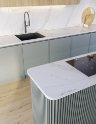 Přední výrobce tvrzeného kamene Technistone představuje novinky pro jaro 2023 se vzory inspirovanými mramorem: na obrázku dekor Calacatta Pastino