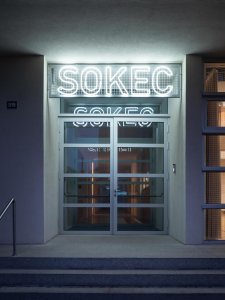 SOKEC v Hrušovanech u Brna, caraa.cz/Atelier KAVA: Na programu tu bývají cvičení sokolské všestrannosti, gymnastika, badminton i množství kulturních a společenských akcí. Ty zde iniciují místní spolky nebo jednotlivci