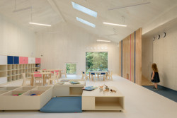 Ateliér xystudio navrhl nízkouhlíková a nízkoenergetická mateřskou školu v Polsku. Vyjímá se netradiční žlutou konstrukcí