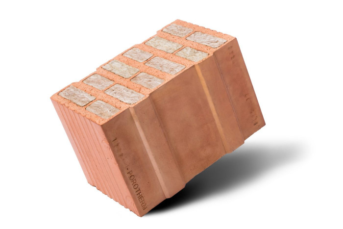 Cihla Porotherm T Profi od wienerbergeru je plněná minerální vatou.