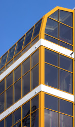 V zadání bylo respektovat původní členění a vzhled budovy a zároveň využít nové materiály, které se dnes běžně užívají na fasádní konstrukce, ať už prosklené nebo neprosklené.