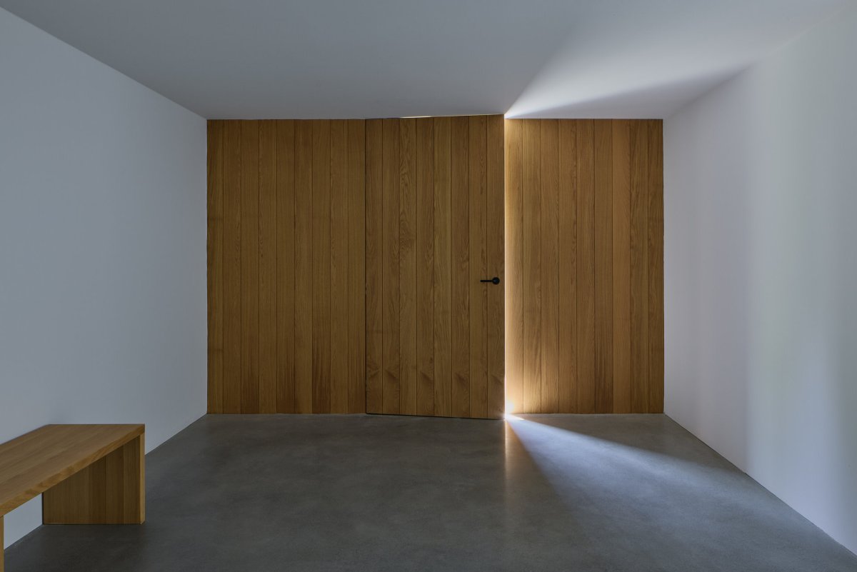 Vstupuje se přes poměrně temné zádveří... (Sídlo a showroom Janošík, Jakub Janošík)