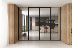 Prosklené industriální příčky vnesou do interiéru zcela novou estetiku.