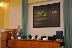 Kevin Flanagan na přednášce o dřevěných výškových budovách na MZe