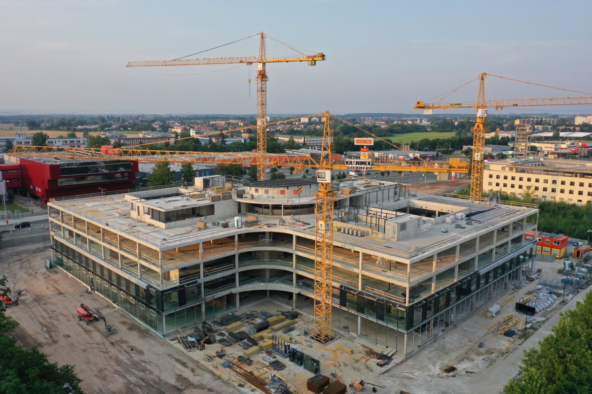 Jak roste město?: Časosběrný dokumentární film o proměně Eliščina nábřeží v Hradci Králové v letech 2008 až 2023.