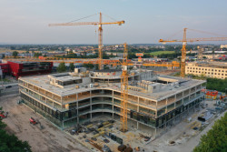 Jak roste město?: Časosběrný dokumentární film o proměně Eliščina nábřeží v Hradci Králové v letech 2008 až 2023.