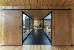 Modulární dvojdům od architekta jménem Rubén Gómez Gañán v Kolumbii