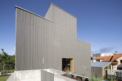 Rodinný dům Na rade, Noiz architekti: Jedna místnost vznikla na místě původního zahradního domku