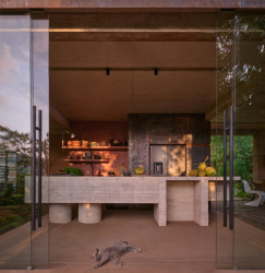 Kuchyni dominuje betonový kuchyňský ostrůvek. ((Studio House na Kostarice, Formafatal))