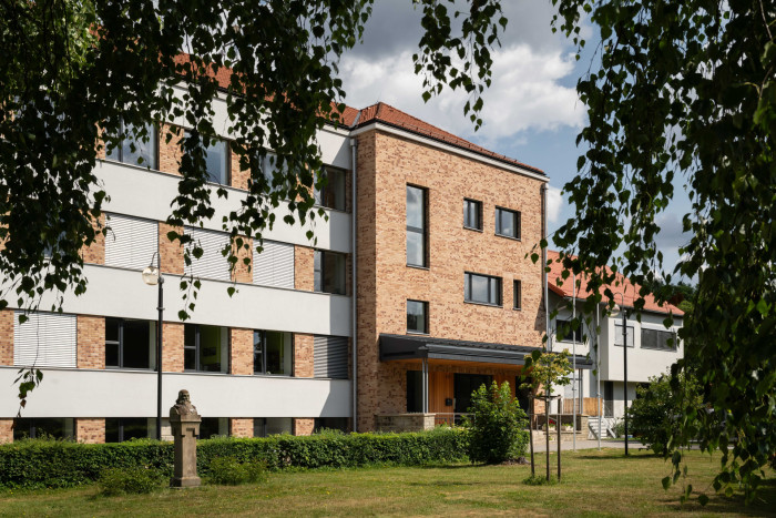 Původně měla budova mezi okny cihlové pilíře, které se autoři projektu rozhodli při zateplení zachovat. Fasáda školy je kombinací dvou zateplovacích systémů Sto s omítkou a cihlového obkladu StoBrick