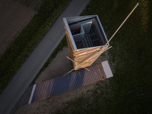 Cíle cest je projekt města Litomyšl. Jsou to drobné intervence do krajiny od architektů. (Rozhledna na Litomyšl, atelier-r)