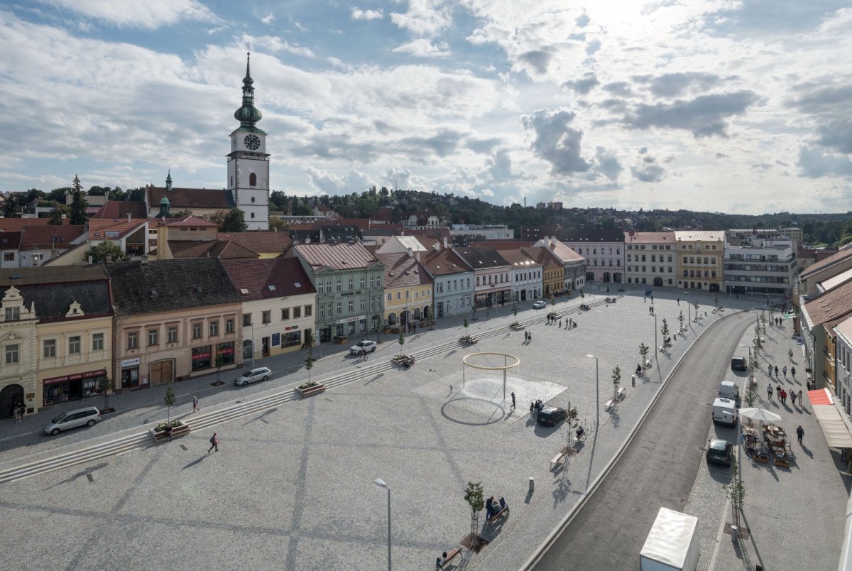 Rekonstrukce náměstí v Třebíči, Atelier RAW: žula a jedna asfaltová komunikace pro dopravní provoz.
